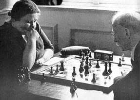 Bataille sur l&lsquo;échiqiuier entre Vera Menchik à gauche et Jacques Mieses à droite