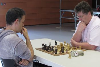 Le GMI Christian Bauer à gauche, faisant face à Pierre Didier lors de la 2ème ronde du 2ème Open Rapide d‘Aubenas
