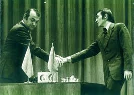 Viktor Korchnoï (à gauche) et Anatoly Karpov (à droite) à la fin de la 24ème partie de la Finale des candidats.