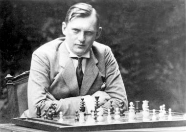 Alexandre Alekhine, quatrième champion du monde d&lsquo;échecs de 1927 à 1935 et de 1937 à sa mort en 1946