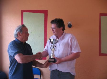 Monsieur Bastide félicitant le vainqueur